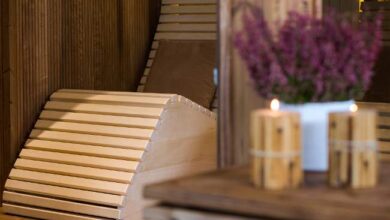 Nowa, relaksacyjna poczekalnia w spa z drewnianymi elementami i kwiatami, idealne miejsce na relaks i odnowę biologiczną.