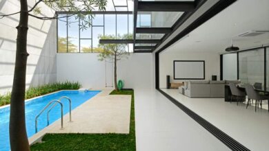 Nowa elegancka przestrzeń z basenem i komfortowym salonem w nowoczesnym domu. Idealne miejsce do relaksu, odpoczynku i spotkań w stylowym otoczeniu. Design i funkcjonalność w jednym miejscu.