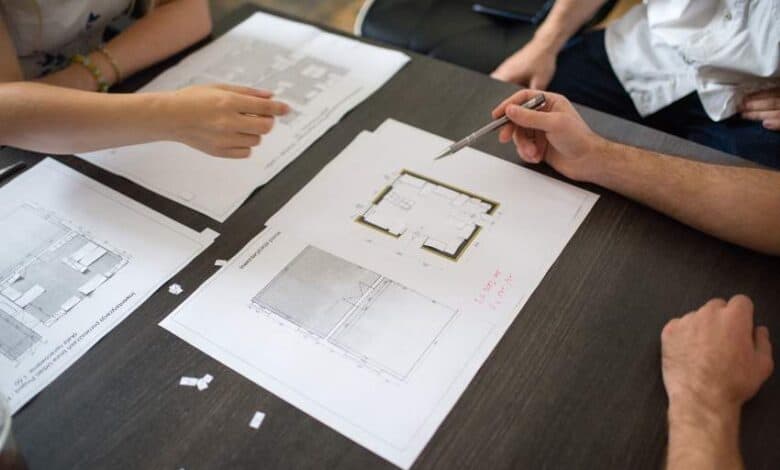 Projekty architektoniczne i plany budynków na spotkaniu firmy PaniDyrektor.pl.