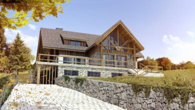 Nowoczesny dom w górach z drewnianymi elewacjami i dużymi przeszkleniami, otoczony zielenią, idealny do projektowania energooszczędnego, luksusowego domu zgodnie z healthy home concept.