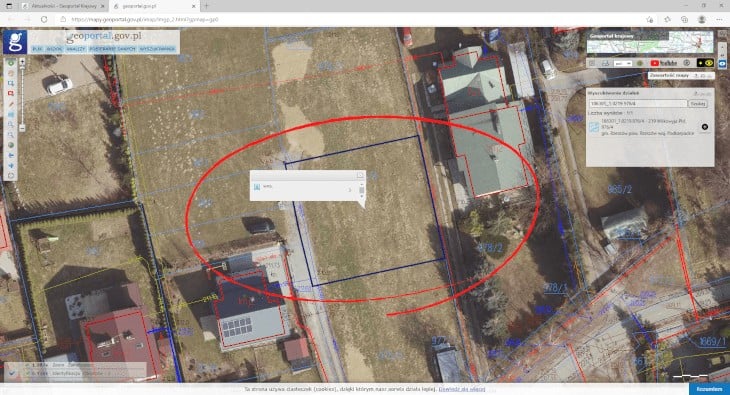 Działka budowlana na sprzedaż w miejscowości z widokiem na okoliczną zabudowę i infrastrukturę, zaznaczona czerwoną linią na mapie Geoportal.