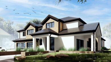 Nowoczesny dom jednorodzinny z dużymi oknami, stylowa architektura, zielony ogród, elementy drewna i białe ściany, idealny projekt domu od PaniDyrektor.pl.