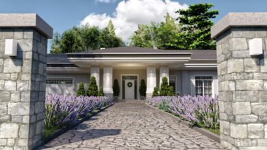 Nowy dom z ogrodem, elegancka aranżacja fasady, kwitnące lawendy wzdłuż wejścia, stylowa brama z kamienia, idealny projekt dla optima i nowoczesnego stylu mieszkania.
