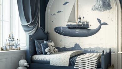 Łóżko dziecięce w stylu morskim z motywem wieloryba na ścianie, białych i granatowych odcieniach, w eleganckim pokoju z dużym oknem i ozdobami w kształcie statków i zwierząt, idealne do wnętrz optymalnych.
