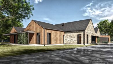 Nowoczesny dom jednorodzinny z elewacją z drewna i kamienia, architektura inspirowana naturą, ekologiczne rozwiązania, optymalna przestrzeń, ogród i podjazd, projekt na miarę Twoich potrzeb.