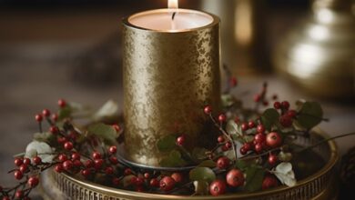 Ciepła świeca ozdobiona gałęziami jemioły na złotym talerzu, idealna na święta i zimowe dekoracje, w romantycznej i eleganckiej atmosferze.