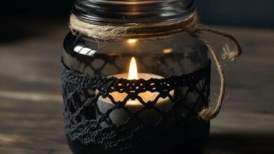 Zapalone świeczki w słoiku z dekoracją, idealne na wyjątkowe okazje i relaks, inspirujące do tworzenia atmosfery harmonii i komfortu w domu.