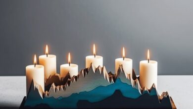 Skrzynka z rzeźbionymi górami i siedmioma świecami, dekoracja na stół, inspirująca do refleksji, unikalny design, ręcznie wykonany, elegancki akcent do wnętrza.