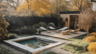 Nowa aranżacja ogrodu z jacuzzi, relax na tarasie, jesienne kolory, stylowa przestrzeń do wypoczynku, naturalny design, relaks i odnowa biologiczna.