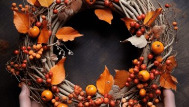 Naturalny jesienny wianek z jarzębiną i liśćmi na czarnym tle, dekoracja sezonowa, rękodzieło na jesień, jesienna ozdoba, rustykalny wianek do domu.