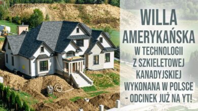 Nowoczesny dom z kanadyjskiej konstrukcji szkieletowej na placu budowy, w otoczeniu ziemi i zieleni, podkreśla innowacyjne podejście do budownictwa w Polsce.