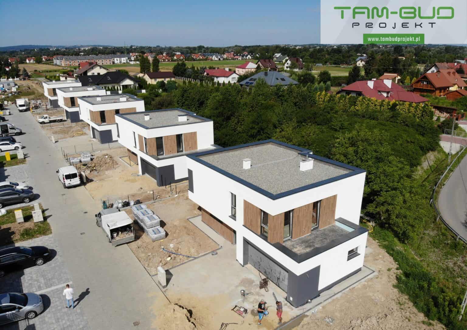 Nowoczesne osiedle domów jednorodzinnych w trakcie budowy, ekologiczne i energooszczędne rozwiązania, szczególe domy od dewelopera, inwestycje mieszkaniowe w OPTIMA, projekty budowlane.