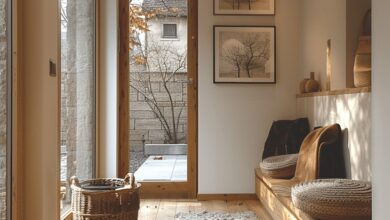 Przestronna, jasna przedsionek z naturalnym drewnianym wykończeniem i ozdobami, stylowa aranżacja, ciepłe drewno, minimalistyczny design, funkcjonalność, oświetlenie, elementy dekoracyjne, przestrzeń na buty i odzież, przytulny klimat, wnętrze domu, naturalne światło, nowoczesny styl, elegancja i komfort, szczegóły aranżacji, harmonijne połączenie funkcji i estetyki.